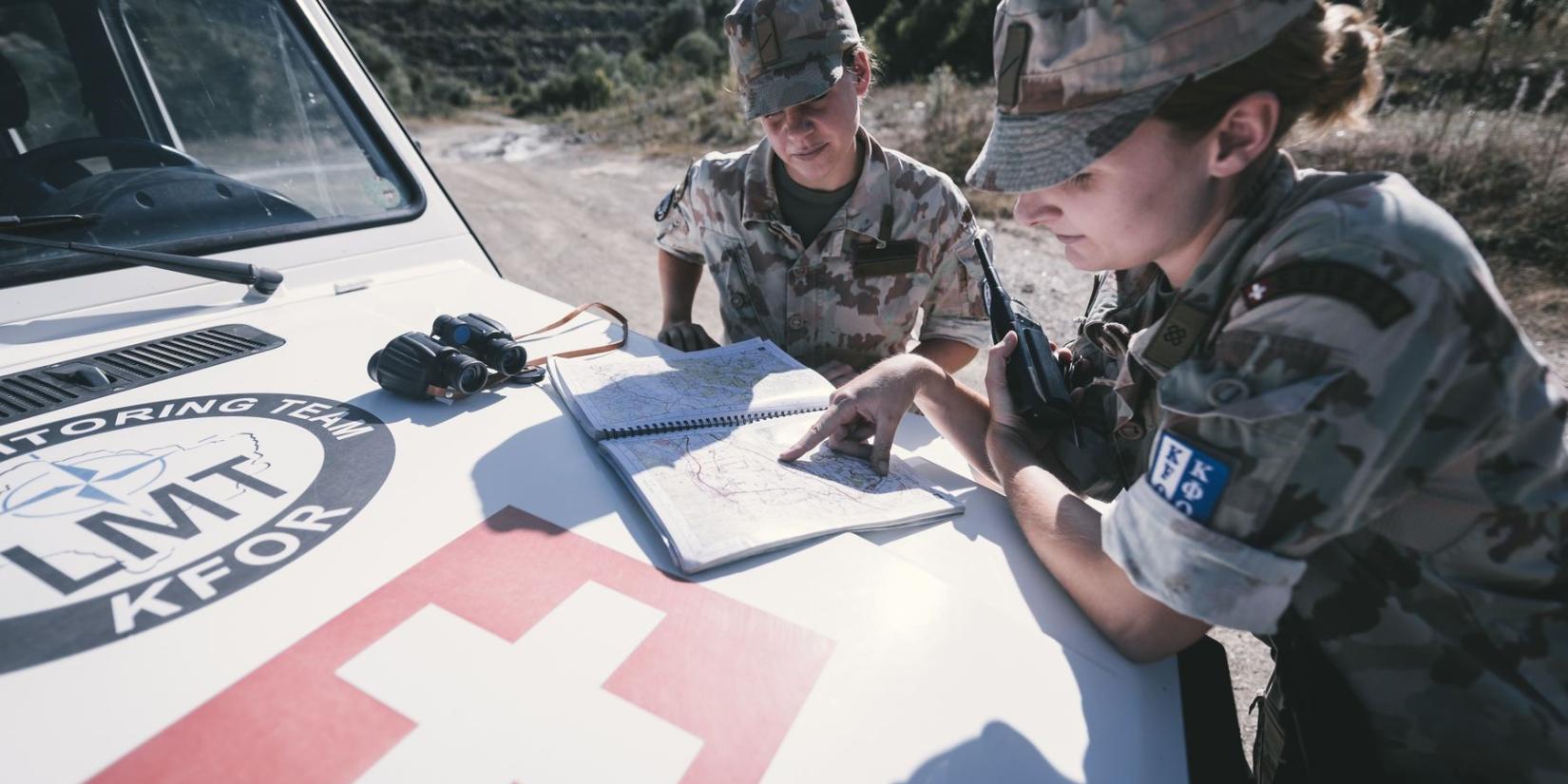 The Swiss Armed Forces have been participating in the Kosovo Force (KFOR) with SWISSCOY since 1999 and deployed so-called Liaison and Monitoring Teams (LMT) since 2010. These observation teams serve KFOR as an early warning system for potential changes in the situation. Copyright: DDPS