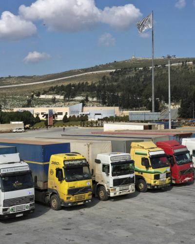 Lastwagen mit humanitärer Hilfe der UNO zwischen der Türkei und Syrien