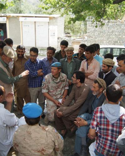 A Swiss military observer at the UN mission UNMOGIP in Kashmir talks to the local population to get information on the mood and everyday problems.