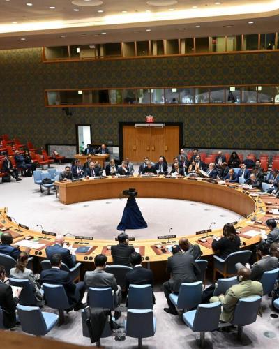 A wide view of the Security Council meeting on threats to international peace and security.