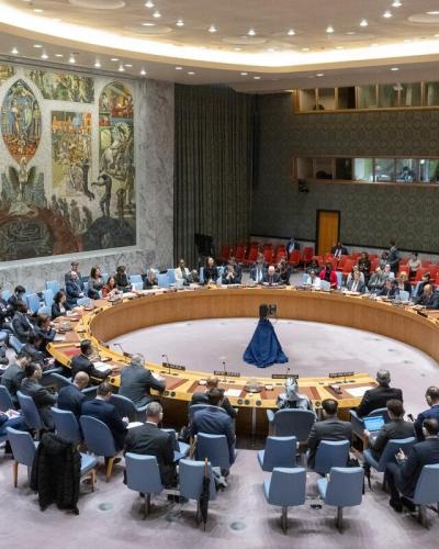 A wide view of the Security Council meeting on threats to international peace and security.