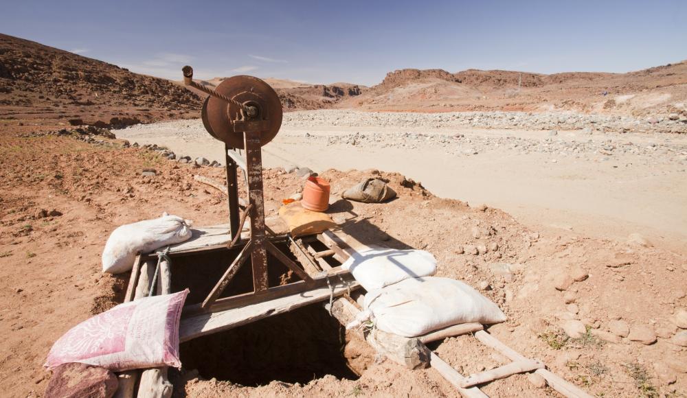 Ein Brunnen neben einem ausgetrockneten Flussbett in Nordafrika. Wegen dem Klimawandel sind die Niederschlagsmengen um 75% in den letzten Jahren zurückgegangen.