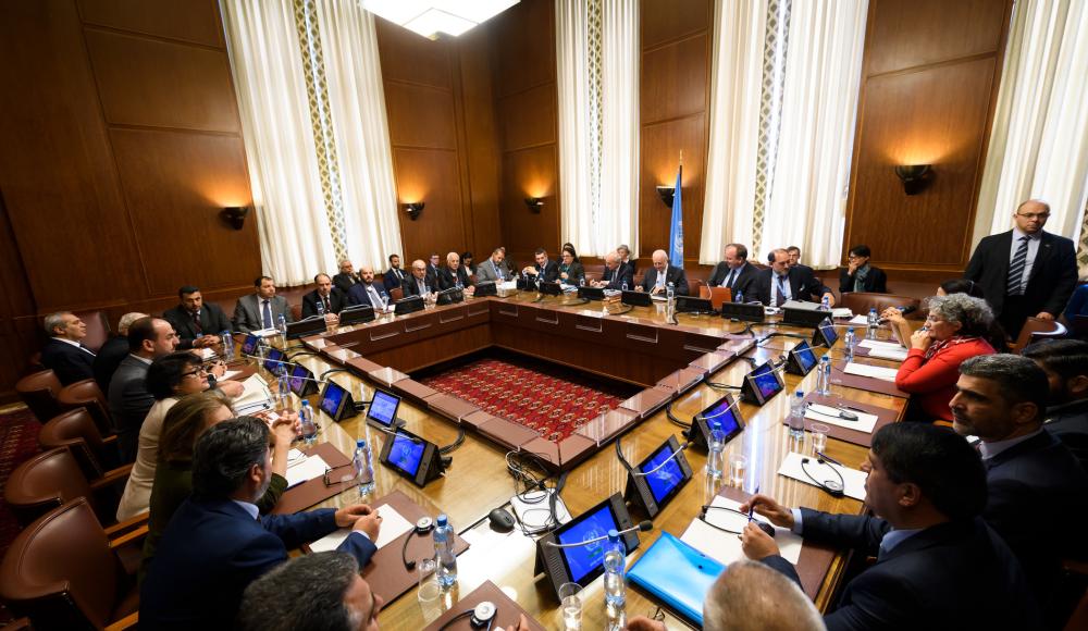 Treffen des Verhandlungskomitees der syrischen Opposition mit dem UN-Sondergesandten für Syrien während der Friedensgespräche im Mai 2017, in den Räumlichkeiten der UNO in Genf.