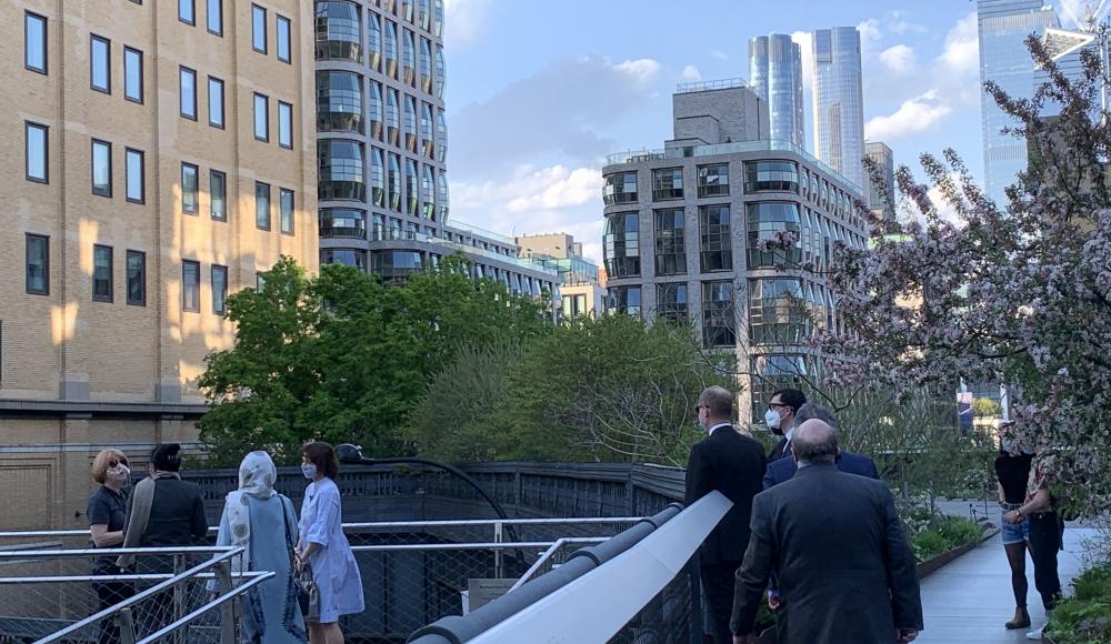 The guests listen to the story of the former subway line, turned into an urban park in 2009. 