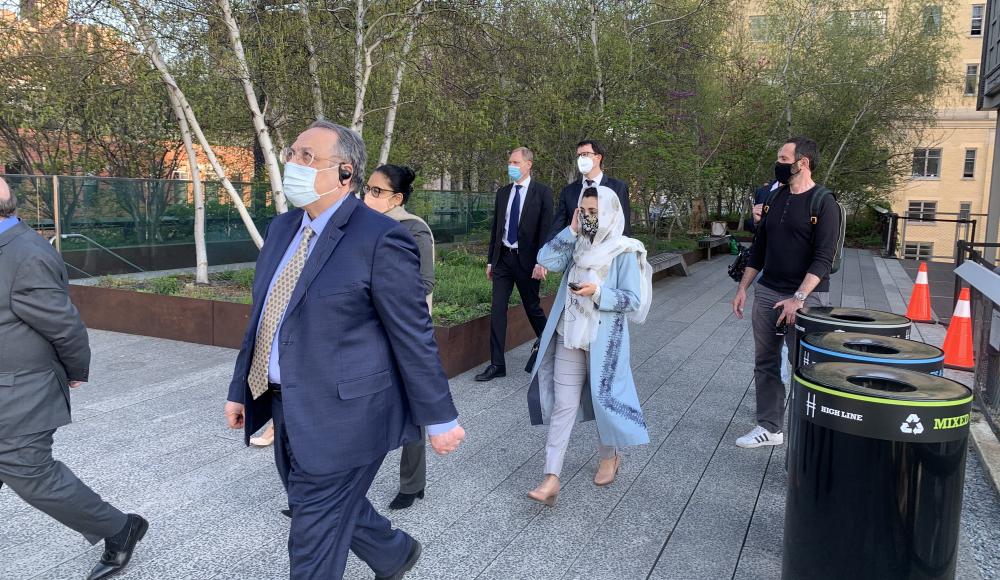 The ambassadors set off for a guided tour of the High Line. 